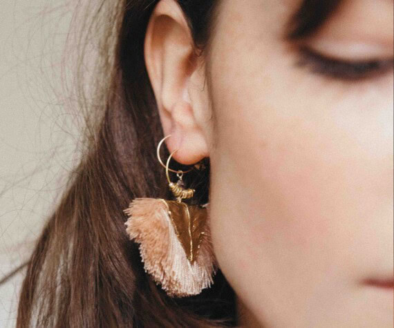 Boucles d'oreilles roses de créateur en plasué or et coton rose poudré. Chez Poisson Plume