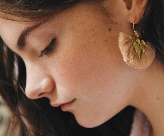 Boucles d'oreilles agia rose pompons de coton et plaque or