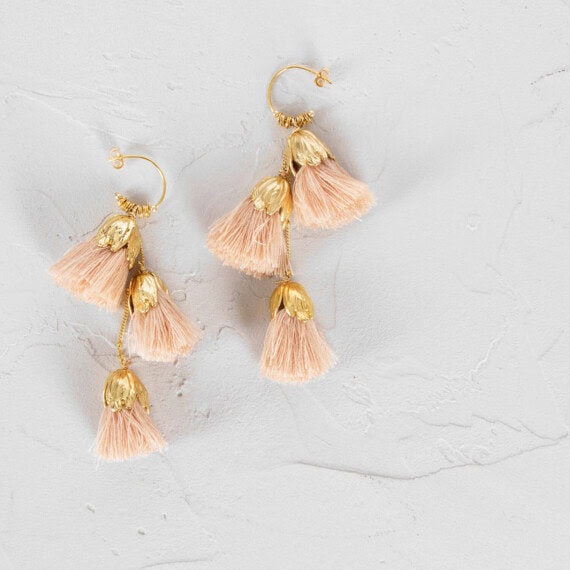 Boucles d'oirelles de la créatrice Elise Tsikis. Thessa. Rose poudré. Chez Poisson Plume bijoux.
