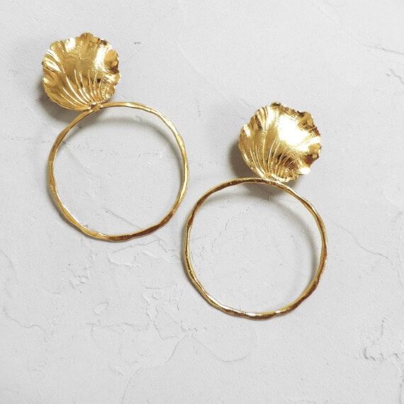 Boucles d'oreilles de créateur nommées Thèbes. Un travail fait-main par Elise Tsikis.