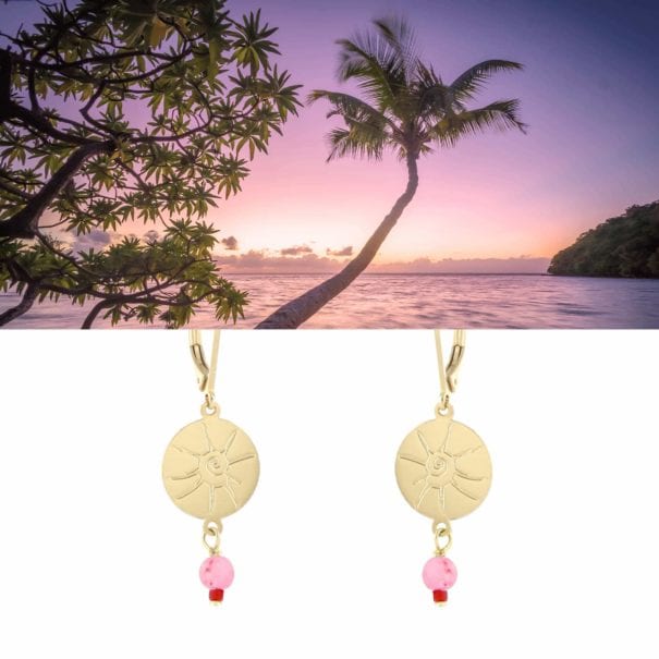 Boucles pendantes, dorées et perles rose-corail, esprit vacances, chez Poisson Plume