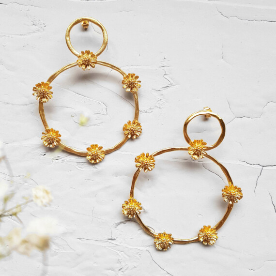 boucles d'oreilles elise tsikis grandes marguerites dorées chez POisson Plume