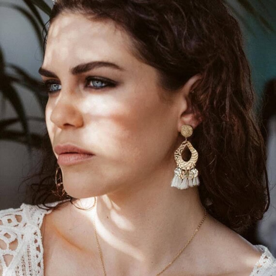 Boucles d'oreilles pendantes dorées à l'or fin, esprit bohème, évoquant les ïles du Pacifique