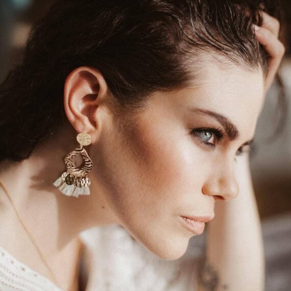 Boucles d'oreilles de la créatrice Laêti Trëma chez Poisson Plume bijoux