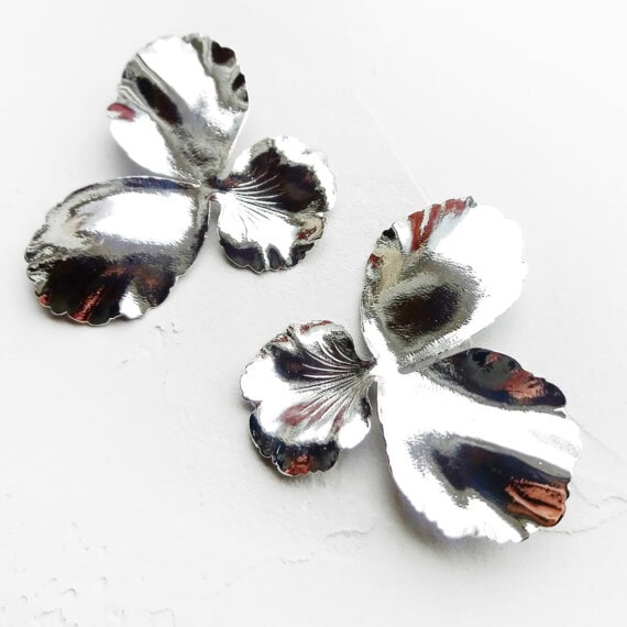 Boucles d'oreilles Pensées, finition or Blanc, par Elise Tsikis
