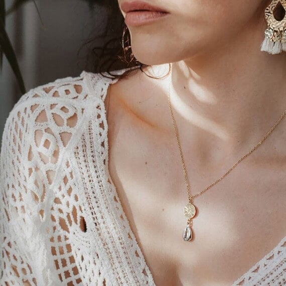 Collier fin Cauri de créateur, évoquant la mer et les coquillages