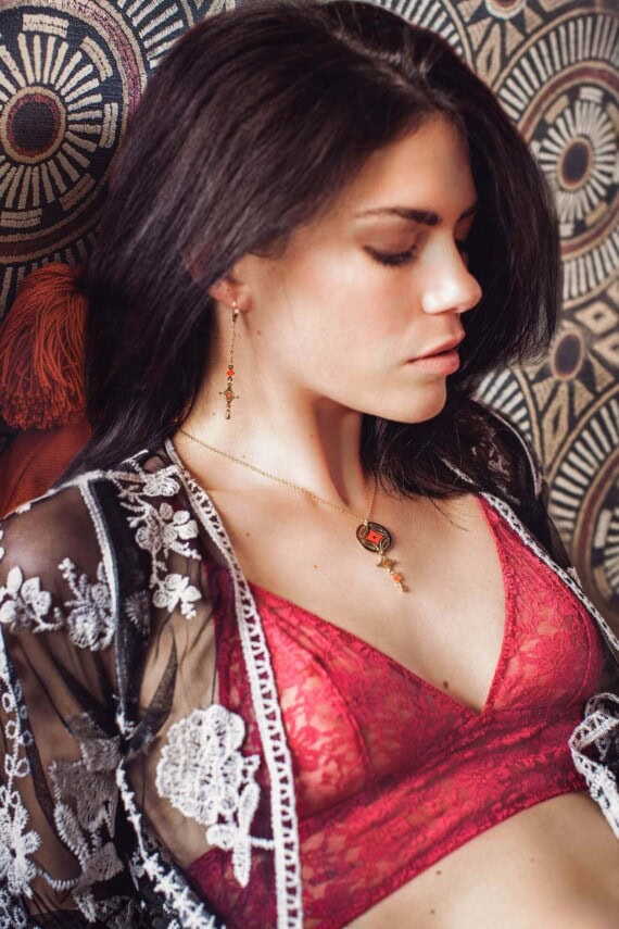 Boucles d'oreilles longues Talisman de la créatrice Laëti Trëma. Chez Poisson Plume