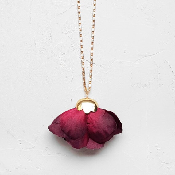 Collier long Fleur de soie ciudad, d'Elise Tiskis paris. Chez Poisson Plume.