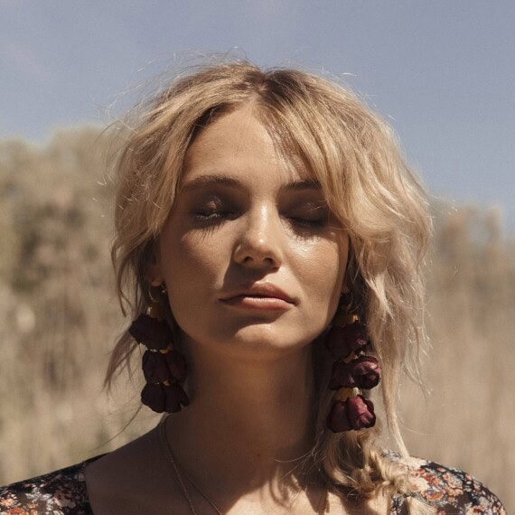 Boucles pendantes soie rouge profond, commées delicias. Créateur Elise Tsikis