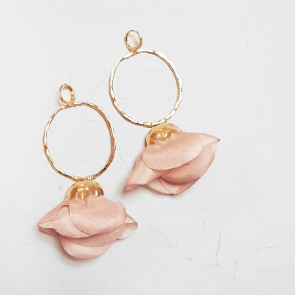 Boucles d'oreilles fleur de soie rose par la créatrice Elise Tsikis paris. Chez Poisson Plume.