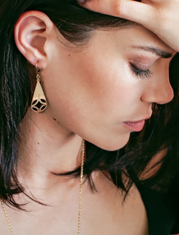 boucles d'oreilles en forme de gutte, dorées et noires. Laëti Trëma chez Poisson Plume