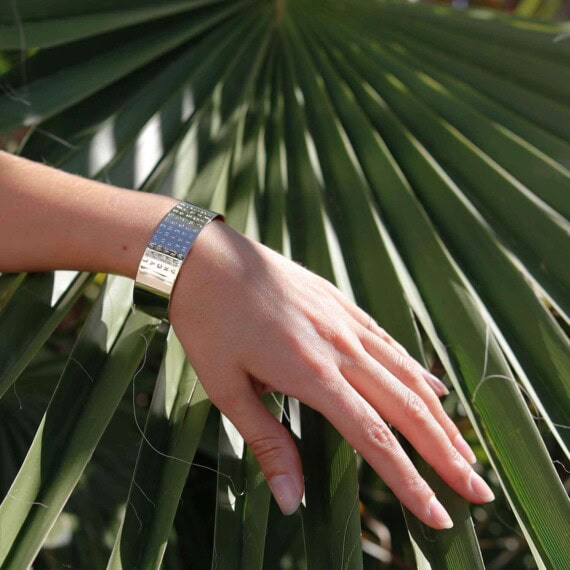 Bracelet manchette de créateur, créé en partenariat avec Poisson Plume