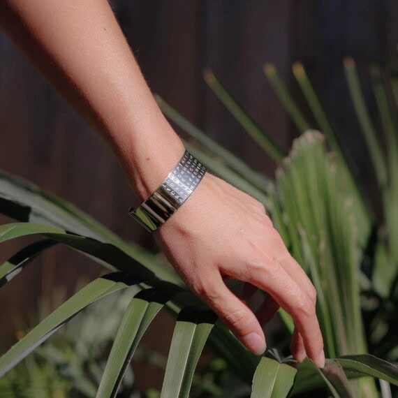 Bracelet de créateur nommé Bonheur, créé en partenariat avec Poisson Plume