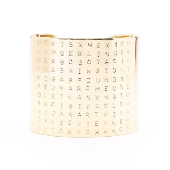 Manchette gravée des villes autour du monde. Un bijou de créateur made in France. En vente chez Poisson Plume bijoux