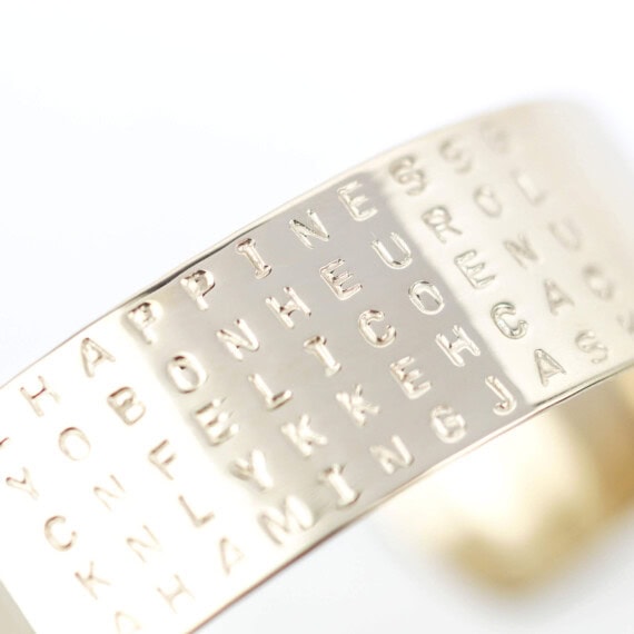 Détail du bracelet Bonheur, doré à l'or fin. Une création française, chez Poisson Plume