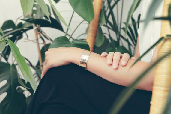 bracelet gravé amour chez poisson plume, bijouterie de créateurs