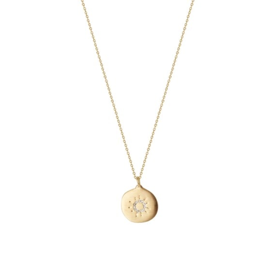 Un pendetif avec un soleil gravé sur la médaille. Un beau collier de créateur
