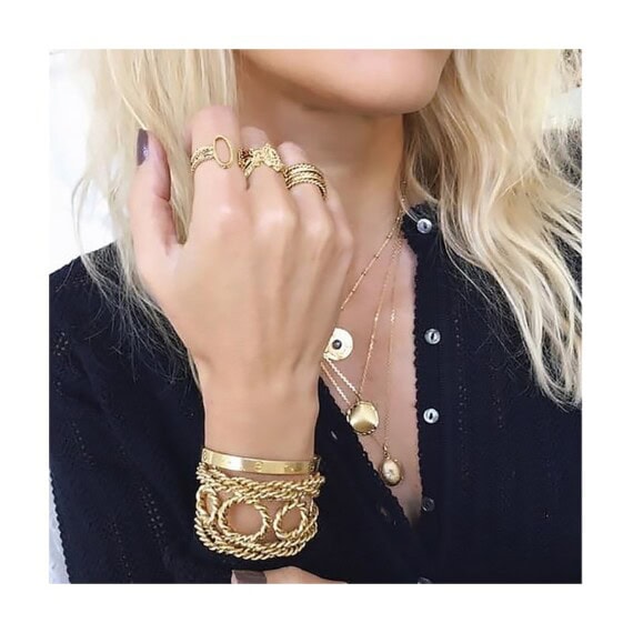 Collier long médaille, des créations Dear Charlotte