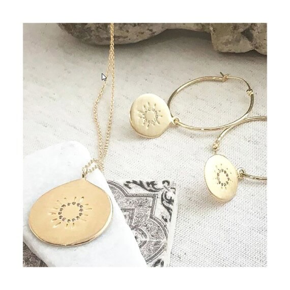 Collier Médaille soleil, ainsi que des créoles, en plaqué or