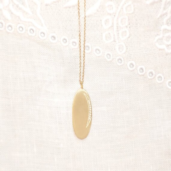 Collier médaille ovale Lune, nommée Moon, de la créatrice Louise Hendrick