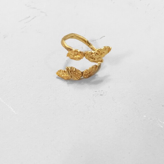 Bague dorée feuilles LYGIA, de la créatrice parisienne Elise Tsikis