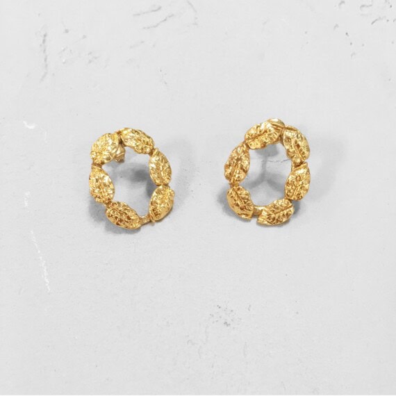 Boucles Sterna de la créatrice Elise Tskis. Elles forment une couronne de feuilles. A retrouver chez Poisson Plume