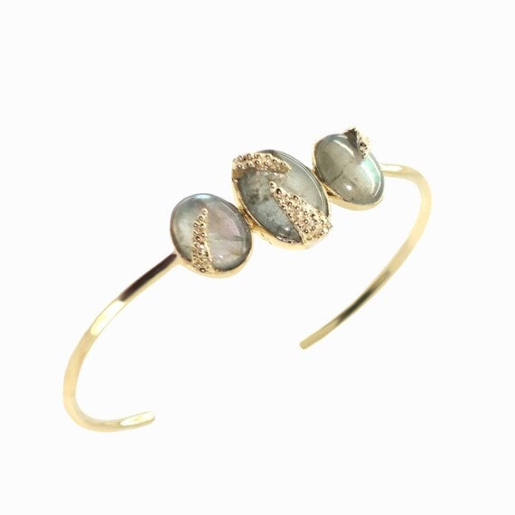 Jonc wild d'Alexandra Margnat, doté de pierres fines Labradorite. Photo bijouterie Poisson Plume