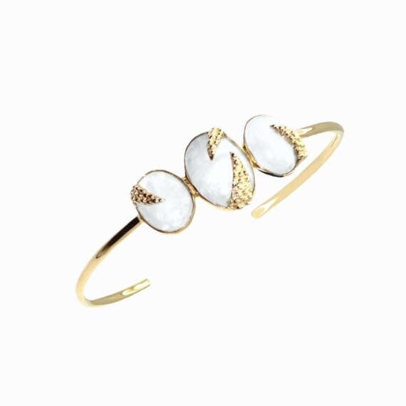 jonc rainbow moonstone wild. Un bracelet Alexandra Margnat. Photo Poisson Plume