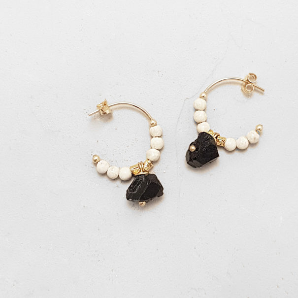 Boucles d'oreilles créoles Eole noires et blanches. Perles et pierre naturelle.