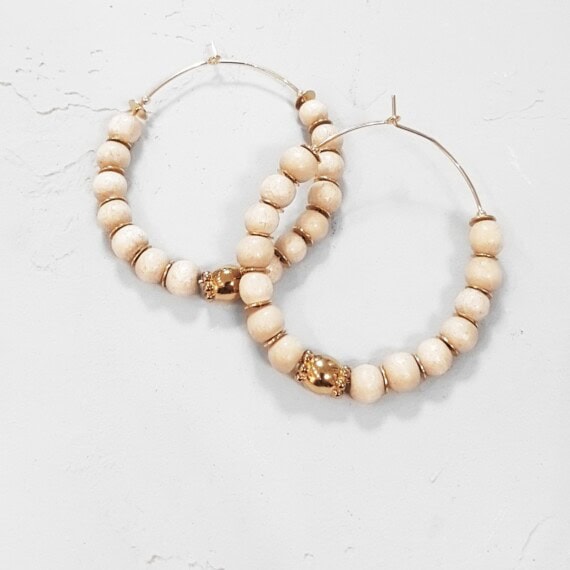 Boucles Lakkia de la créatrice Elise Tsikis Paris, dotées de perles