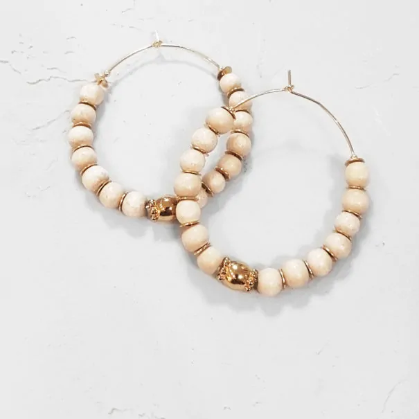 Boucles Lakkia de la créatrice Elise Tsikis Paris, dotées de perles