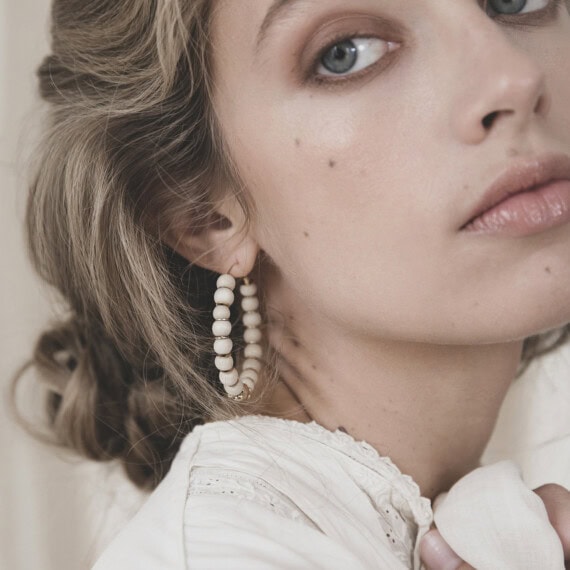 Boucles Lakkia de la créatrice Elise Tsikis Paris, dotées de perles