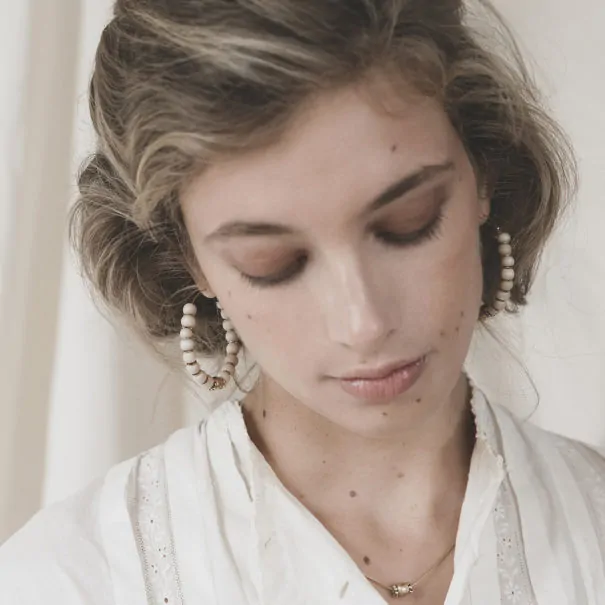 Boucles Lakkia de la créatrice Elise Tsikis Paris, dotées de perles