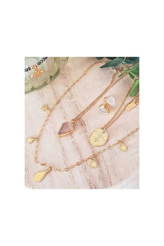 Collier abeille Little Bee, présenté au milieu d'autres colliers de Leticia Ponti