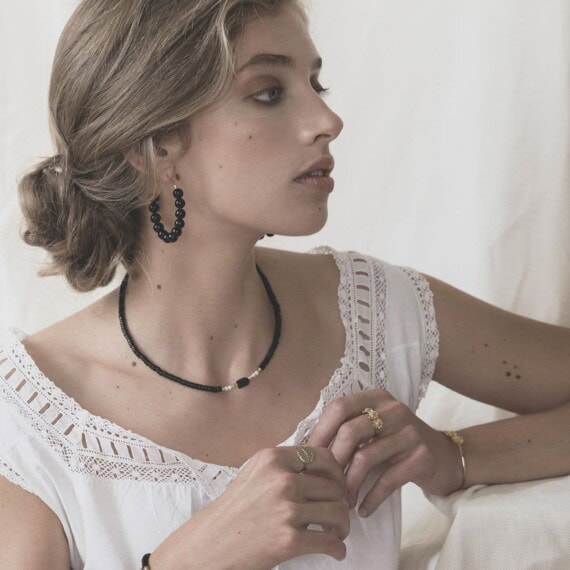 Collier en perles et plaqué or Elyes black, chez Poisson Plume