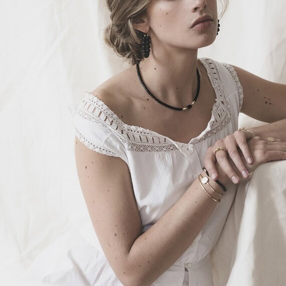 Collier en perles et plaqué or Elyes black, chez Poisson Plume