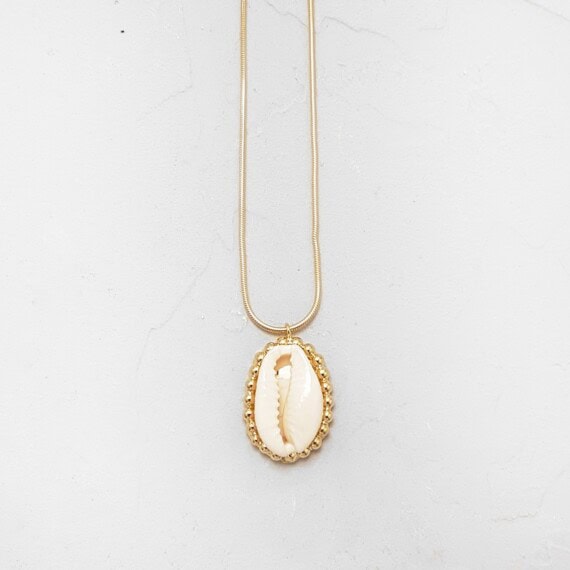 Collier coquillage cauri poli. Un bijou Elise Tsikis, chez POisson Plume bijoux.