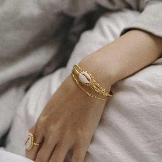 Jonc de créateur. Bijoux Elise Tsikis dans la bijouterie Poisson Plume.