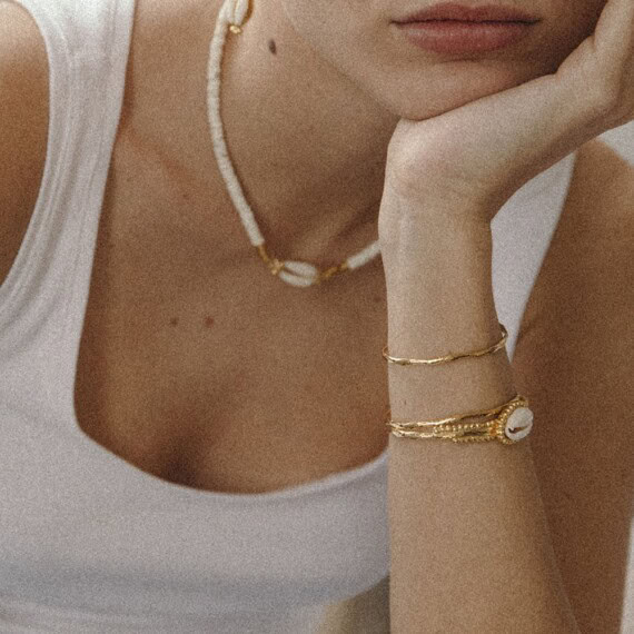 Jonc de créateur. Bijoux Elise Tsikis dans la bijouterie Poisson Plume.