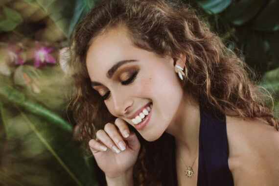 Boucles Ara blanches de la collection amazonia de la créatrice Laeti Trema. En vente dans la bijouterie Poisson Plume