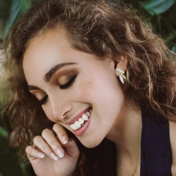 Boucles Blanches de la collection Amazonia, en vente chez Poisson Plume e. Une création Laeti Trema