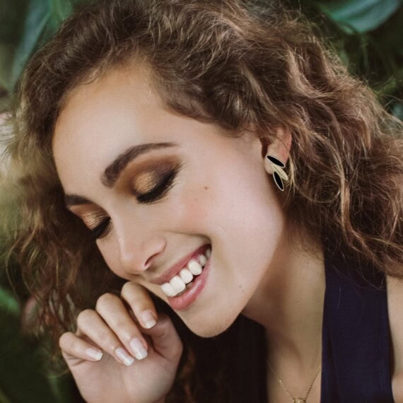 Boucles noires de la collection Amazonia, en vente chez Poisson Plume. Une création Laeti Trema
