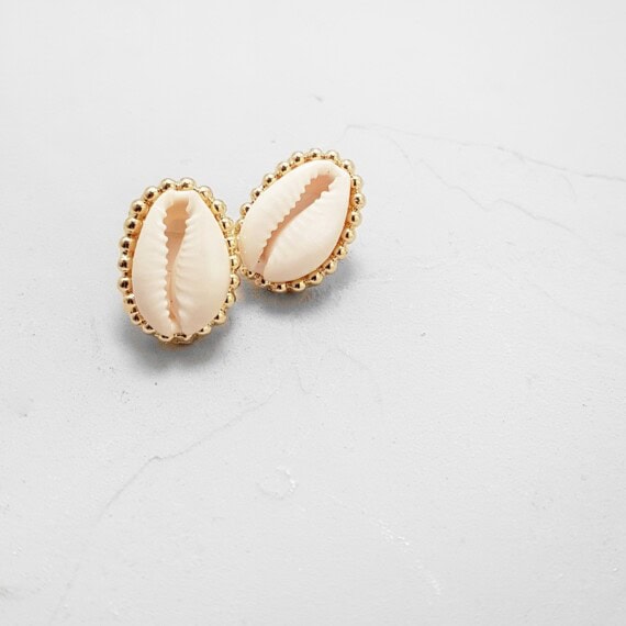 boucles d'oreilles coquillage Santorini de la créatrice Elise Tsikis dans la bijouterie Poisson Plume