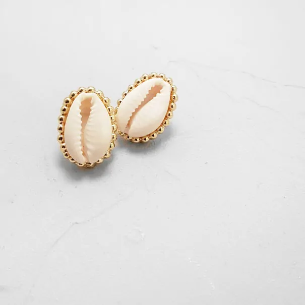 boucles d'oreilles coquillage Santorini de la créatrice Elise Tsikis dans la bijouterie Poisson Plume