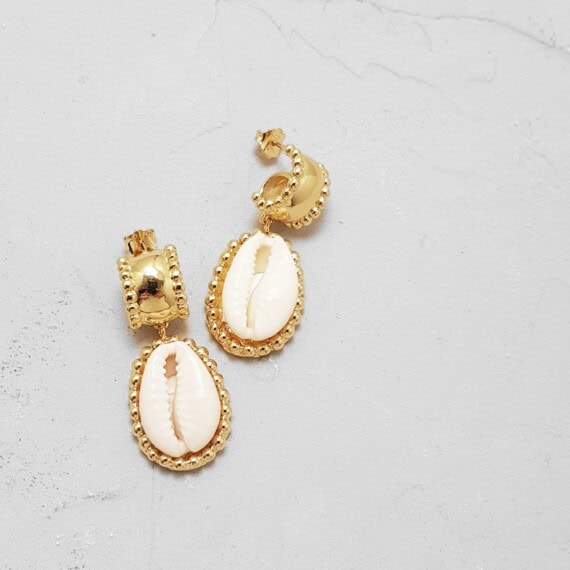 Boucles d'oreilles pendantes coquillage cauri Pyléa, de la créatrice Elise Tsikis. En vente dans la bijouterie Poisson Plume