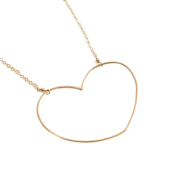 détail du collier coeur Aphrodite d'Alexiane Bijoux. En vente dans la bijouterie de créateurs Poisson Plume