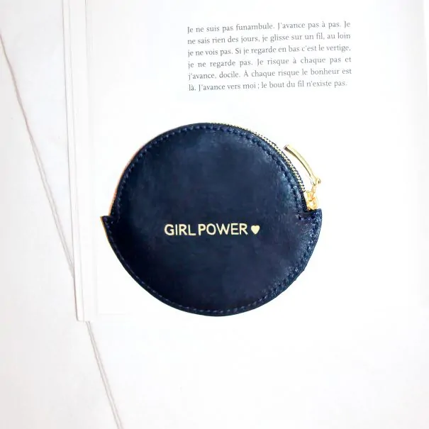 porte-monnaie rond GIRL POWWER chez Poisson Plume