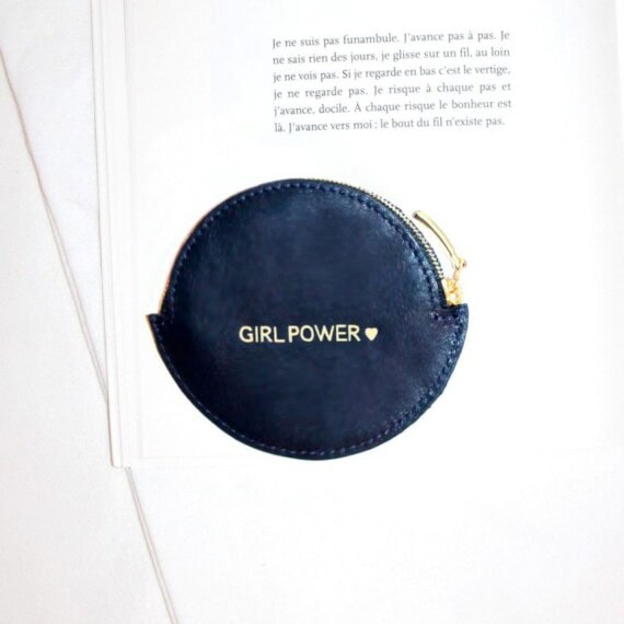 porte-monnaie rond GIRL POWWER chez Poisson Plume