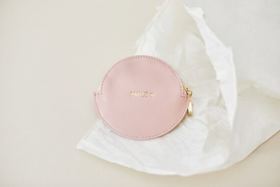 petit porte-monnaie rond en cuir rose poudré chez poisson plume