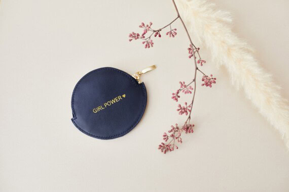 Porte monnaie girl power en cuir rond en version bleue. Chez Poisson Plume